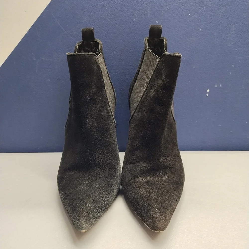 Manolo Blahnik items ship